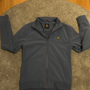 Lylle & Scott jacka  - Säljer denna snygga Lylle and scott jackan. Ganska varm och riktigt skön. perfekt till Hösten och en del av vintern. 