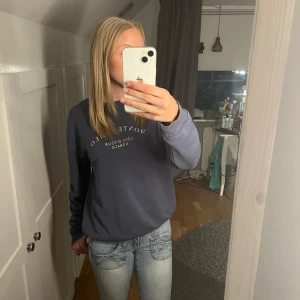 Sweatshirt  - Använd ett par gånger men fortfarande bra i skick. 