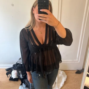 Blus - Så fin blus från zara som jag knappt använt. Väldigt liten i storleken så skulle säga att den är mer som en M-L