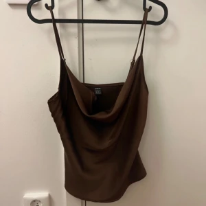 Brun festtopp - Säljer denna bruna festtoppen ifrån shein. Den är hyfsad använd men inte defekter eller fläckar💓