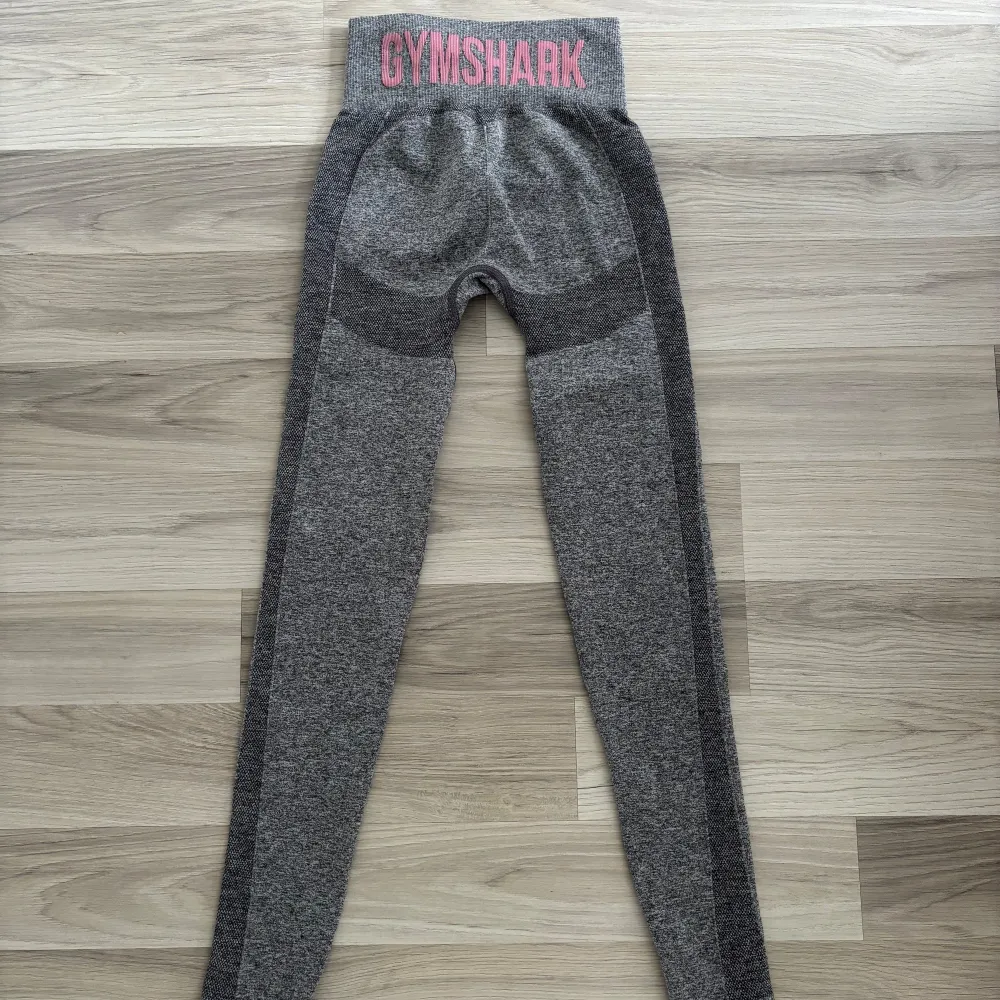 Jättebra skick, högmidjade Gymshark tights som inte kommer till användning längre då ja har flera likadana💕. Sportswear.