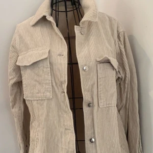 Jacka - Väldigt söt jacka som funkar till vilken årstids som helst, inte för varm och inte för kall! Älskar denna! Inga fläckar. 