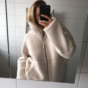 Pilejacka/Teddyjacka hm  - Säljer den populära Teddyjacka från Hm. Slut i alla storlekar. Ny med lapp. Storlek M ❤️