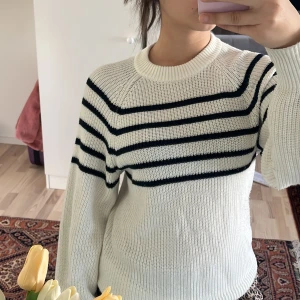 Stickad tröja  - Jätte fin randig stickad tröja, bra för hösten. Från kappahl, nypris 499kr säljer för 160kr💕🍁
