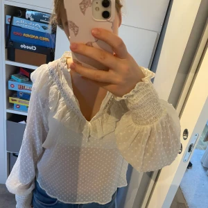 Vit blus  - Har använts 1 gång! Köptes för 349 kr. Passar både xs och s. 