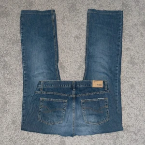 Baggy lågmidjade jeans  - Inga defekter och i fint skick  Size 30 = strl 38, passar även S midjemått rakt över: 40 cm innerbensmått: 71 cm detaljerade fickor ❣️