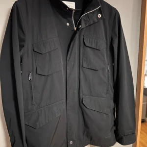 Elvine field jacket  - Säljer nu min jacka inga slitage eller sånt, ny pris cirka 1400-1600kr