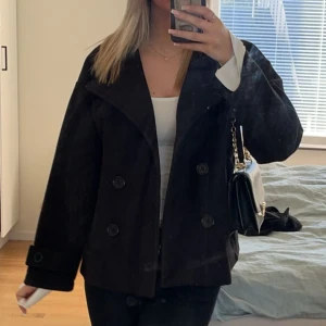 Kappa  - Svart kappa ifrån design by si, står inte storlek i den men har för mig att de är S, bra skick förutom att den är lite nopprig som man ser på andra bilden, är därför villig för prisförslag (köpt för 700kr)  