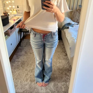 Unika jeans  - Intressekoll på mina sjukt coola och unika jeans. Köpte vintage i Milano för några månader sen❣️Dom finns alltså inte i Sverige! De är väldigt sköna & jag älskar de röda detaljerna och fransarna på sidan😍Storlek S/M, pga snörena kan man anpassa strlk.