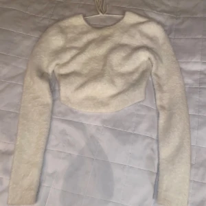 Vit topp från Nakd storlek xs  - Säljer denna vita topp från nakd storlek xs i nyskick, Ida Carlssons kollektion