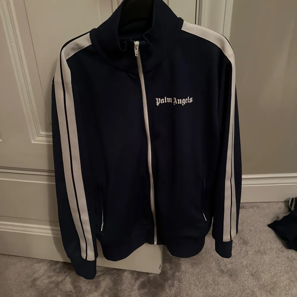 Mörkblå Palm Angels kofta i fint skick. Storlek XL men passar Large. Går att skanna igenom Certilogo för att garantera äkthet. Nypris 4500kr.. Hoodies.