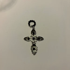 Berlock/smycke - Cool snygg berlock. Ett silvrigt kors med svarta detaljer. Lite goth, y2k stil🥰