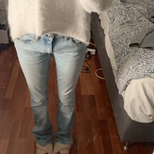Lågmidjade diesel jeans  - Säljer nu dessa diesel jeans,som inte kommer till så mycket användning längre , jeansen har ett litet håll mellan benen som jag visa på fjärde bilden, som går att sy igen lätt❣️ hör av er vid frågor ❣️