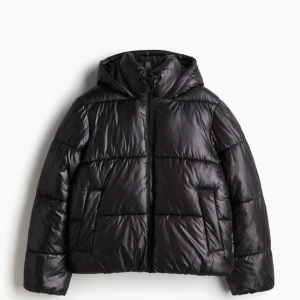Puffer jacka - Svart glansig puffer jacka från HM. Bra skick!