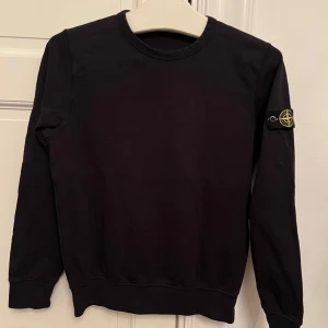 Tröja från Stone Island - Snygg svart tröja från Stone Island i mycket bra skick. Juniorstorlek 12 år/156. 