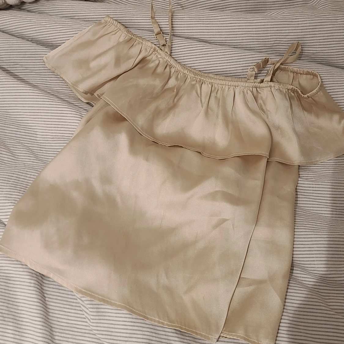 Beige silkes topp från Lindex 