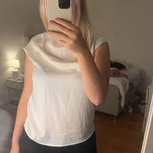 Satin blus - Jätte fin kortärmad satin blue ifrån Shein! Aldrig använd så den är så gott som ny! Säljer pga att den inte komemr till använding och för att den är lite tajt i armarna för mig! (Säljer en lika dan i svart också)❣️