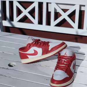 Jordan 1 Low Gym Red White 553558-611 - Säljer ett par Jordan Lows i gott skick. Enda tecknet på användning kan ses på bild nr 5.