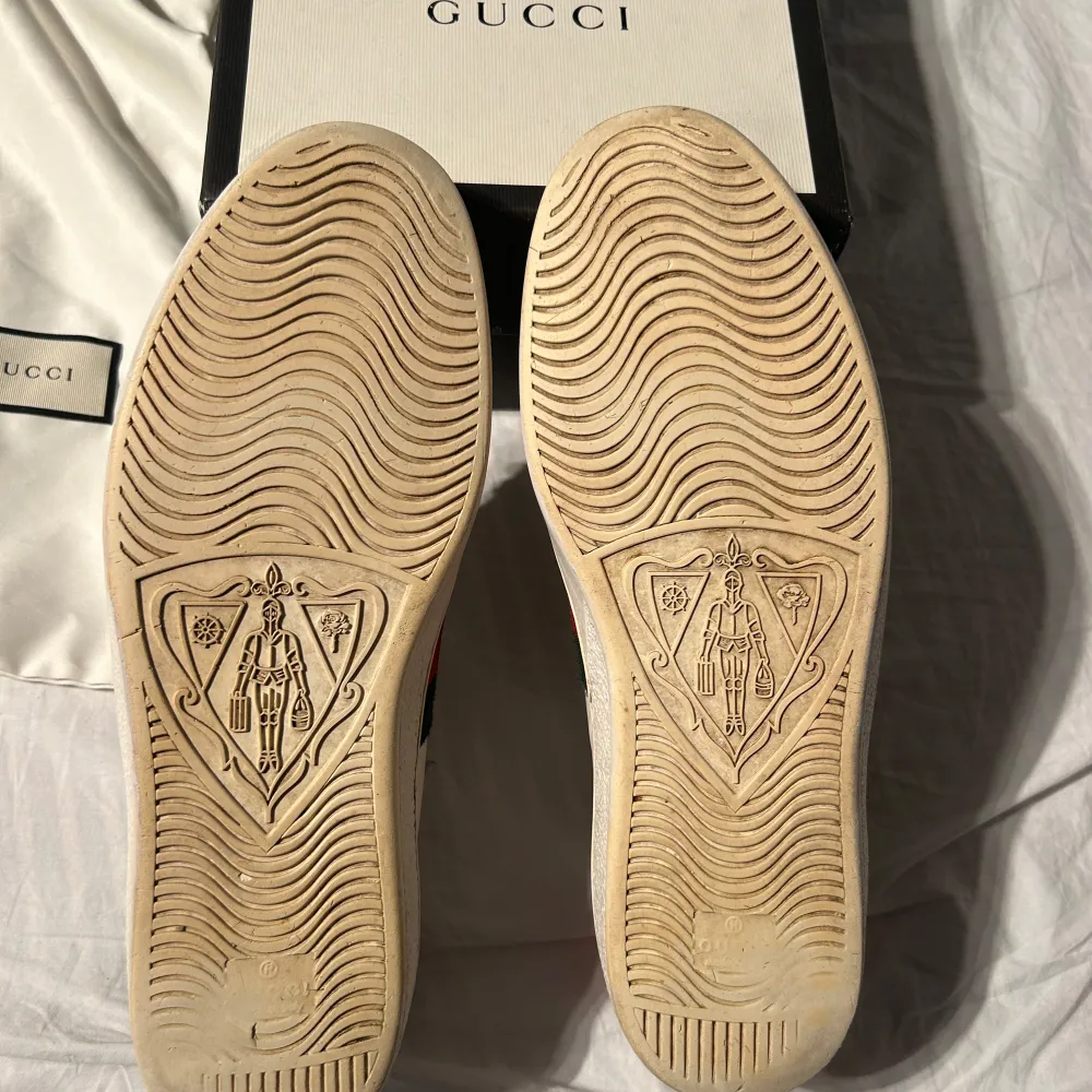 Gucci ace skor i storlek 43 true to size cond 7/10 men inga speciella defekter finns lite creased framtill allting original medföljer dustbag och papper tyvärr inget kvitto. Var inte rädd för att fråga nåt.😁😁😁. Skor.