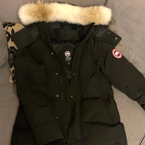Canada goose  - Skriv för info stl M top skick 