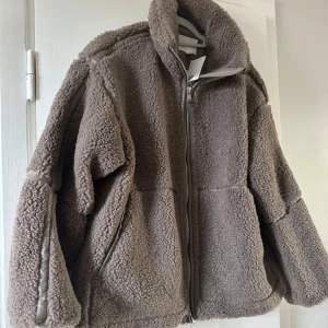 Teddyjacka hm - Populära teddyjacka från hm i den brun beiga färgen, storlek xs, helt ny med prislapp 