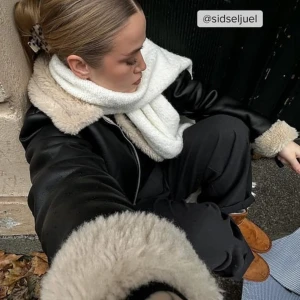 PU skinnjacka - Mysig och varm skinnjacka med teddyfluff. Använd några få gånger då jag råkade köpa fel storlek. Bästsäljare på Na-kd hemsida. Kostat 1299 kr säljer för 399 kr! 🥰 Skriv om du har nån fråga. Storlek 38. 