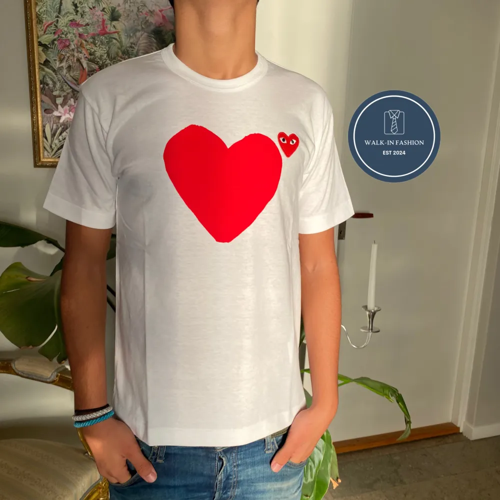 En helt sprillans ny COMME des Garçon Play t-shirt, tog nyss ut den från påsen och helt oanvänd förutom på bilderna till denna annons!!! Alla lappar är kvar på och orörda. Modellen är 178cm lång och väger 65kg | Nypris 1100kr, vårat 725 | Hojta till💭. T-shirts.