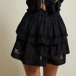 Volang Kjol - Säljer denna sjukt snygga kjolen som passar perfekt för sommaren😍 Den är i storlek XS och är i sjukt bra skick. Tveka inte att skriva om du har några frågor🫶🏼