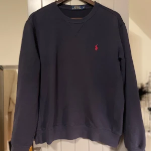 Ralph Lauren sweatshirt - Marinblå Polo Ralph Lauren sweatshirt- mycket bra skick, inga defekter. Priset är ej hugget i sten!