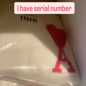 Vit tröja från Ami Paris  - Skriv dm för mer detaljer! Tröjan har QR kod med! 