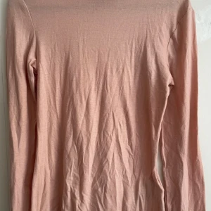 Rosa långärmad tröja - Säljer en stilren rosa långärmad tröja från Gianna i färgen Misty Rose. Perfekt för en avslappnad och bekväm stil. Tröjan är i storlek XS och passar bra till både jeans och kjol.