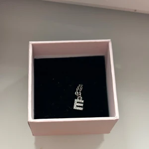 Halsband  - Silver halsband! Säljer för att jag inte använder silver längre!! E:et är från Edblad men jag har bytt kedja 💓💓
