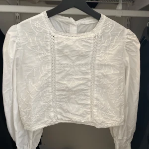 Skjorta från mango - Superfin skjorta från mango som är kortare i modellen. Broderidetaljer framtill samt knappar bak och lite puffärm. Storlek M💌