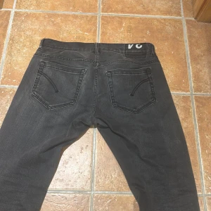 Svarta skinny jeans från George - Säljer dessa mörkgråa dondup jeansen skicket på jeansen är 10/10 de har knappast blivit använda pga för små. Jeansen går för 280€ som är typ 3200kr. De passar dig som är unge för 175-183 ifall man vill att de ska sitta bra💯👦🏿