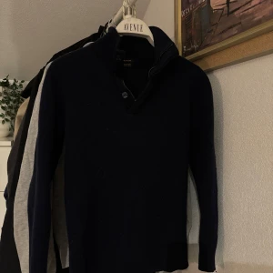 Massimo Dutti tröja - { Massimo Dutti tröja } Stilig tröja från Massimo Dutti med knappar och dragkedja vid kragen. Fint skick.. Vanligtvis storlek S men krymt så skulle säga att den är i Xs nu! Kontakta mig om du har någon annan fråga, //Leon