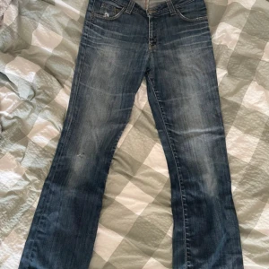 Lee jeans - Snygga vintage jeans, lite slinta där nere och pris kan diskuteras 🤍  Mått:  Innerbenslängd-85cm Midja-40cm  Bra i storlek med lite detaljer på fickorna och snyggt