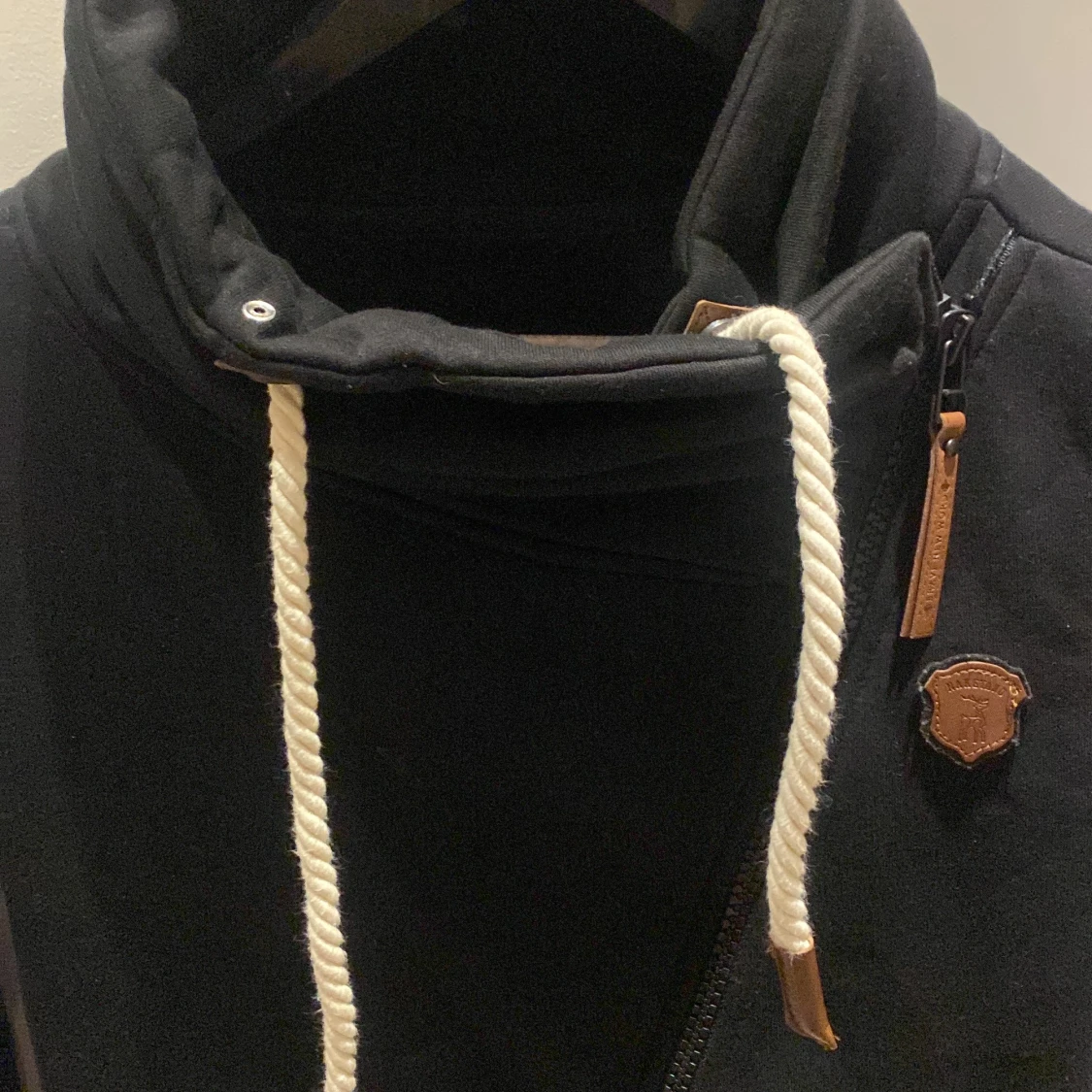 Svart huvtröja från Naketano - 2