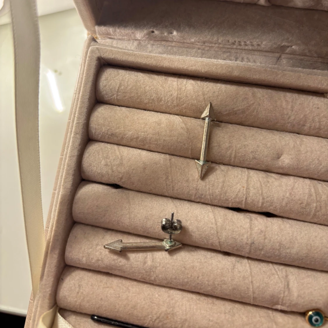 Silvriga pilformade örhängen - 1