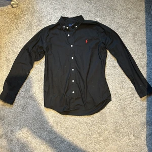 Ralph Lauren Skjorta - Svart skjorta från Ralph Lauren. Inga defekter. Storlek L men sitter som M. Om du har frågor är det bara att skriva😇Pris är diskuterbart