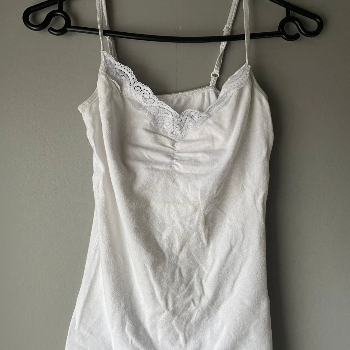 Vit linne med spetsdetaljer