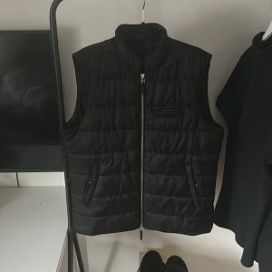 Svart väst från John Henric - Tjena! Säljer nu denna snygga och stilrena väst från John Henric. Perfekt nu när värmen börjar gå upp igen. Skick 9/10 inga vidare tecken på användning. Hör av er vid eventuella frågor!