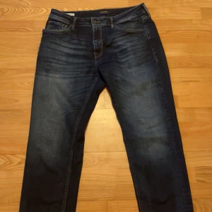 Mörkblå jeans från Jack & Jones - Snygga mörkblå jeans från Jack & Jones använt nån gång ny pris 900kr säljer för 349kr! W34 L32