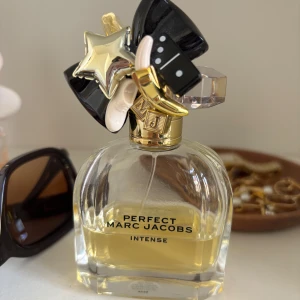 Perfect Marc Jacobs  - Säljer en flaska Perfect Marc Jacobs Intense parfym, 50 ml, halva kvar. Säljer då doften är för söt för mig, har fått så många komplimanger för den däremot 💛