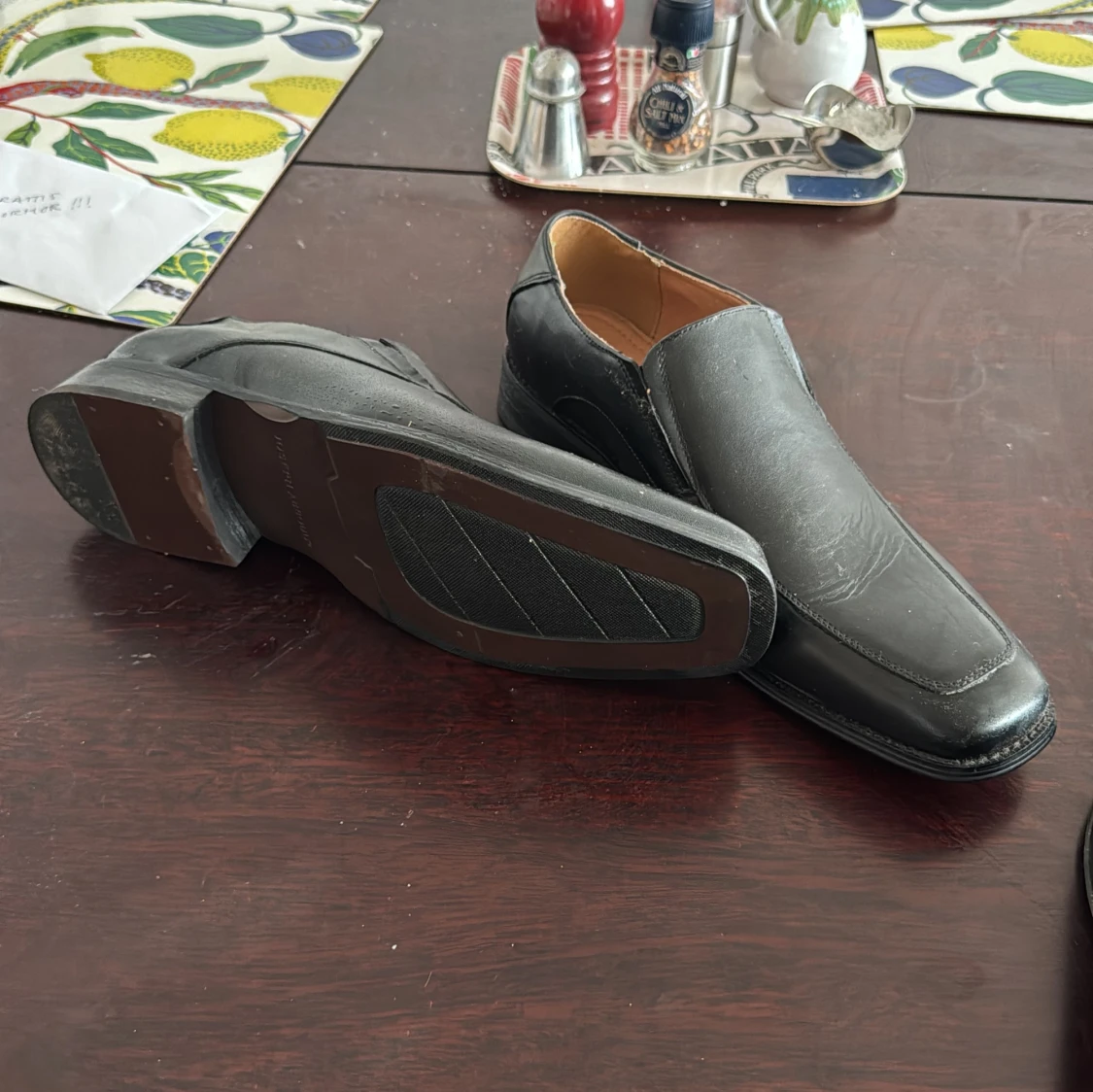 Svarta loafers från Modern Hero