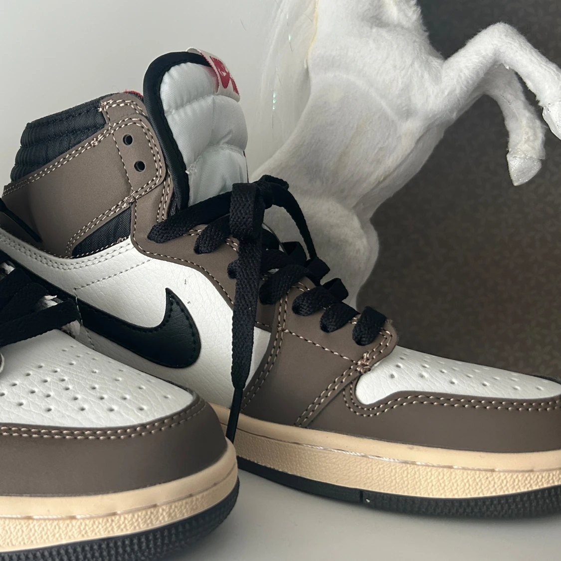 Nike Air sneakers i brunt och vitt, Travis Scott - 1