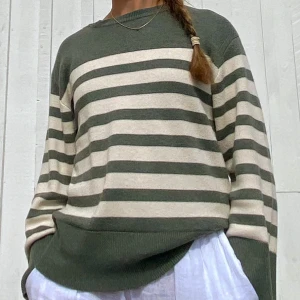 Stickad Randig Tröja - randig tröja i grönt och beige knappt använd💚💚