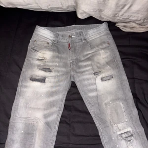 Grå jeans från DSQUARED2 - Riktigt fräscha grå jeans från DSQUARED2 med slitningar och snygga detaljer. Pris kan diskuteras !! Hör av er för mer specifika bilder. 
