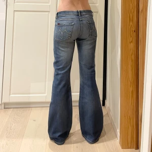 Low/mid waist bootcut jeans🤩 - Midja 42x2 cm plus stretch, gren 22 cm o innerben 78 cm💕Jae 169 o xs-s o håller in lite i midja rumpa lår