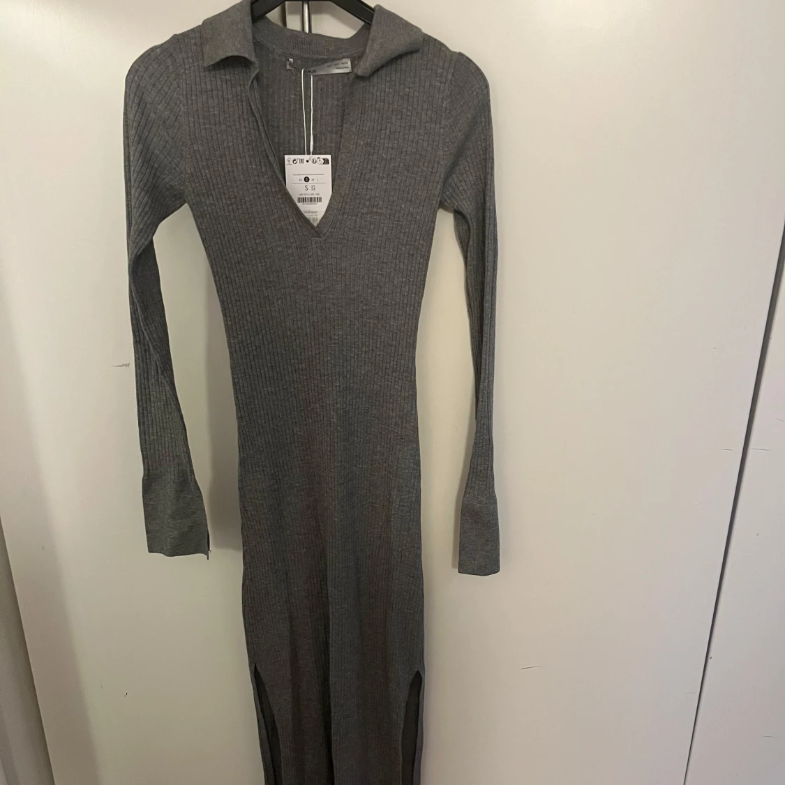 Grå ribbad långklänning från Berskha