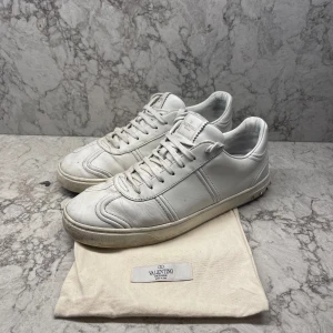 Valentino Flycrew - Ritkigt feta Flycrews, perfekta inför vår och sommar. Skick enligt bilder, saknas endast 2 nitar på höger sko. Storlek 44 1/2. Dustbag följer med. INGA BYTEN Kolla in mina andra annonser🙌